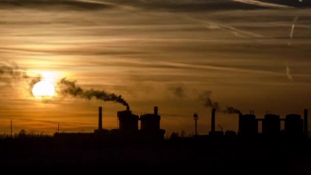 Gün Batımında Bir Sigara Fabrikası Güneş Bacaların Arkasından Geçiyor Zaman — Stok video