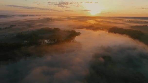 Απίστευτο Εναέρια Φωτογραφία Της Πρωινής Ομίχλης Πάνω Από Λίμνη Πλούσια — Αρχείο Βίντεο