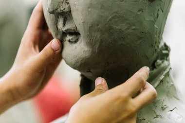 Heykeltraş ve heykeltraş onunla çalışıyor.