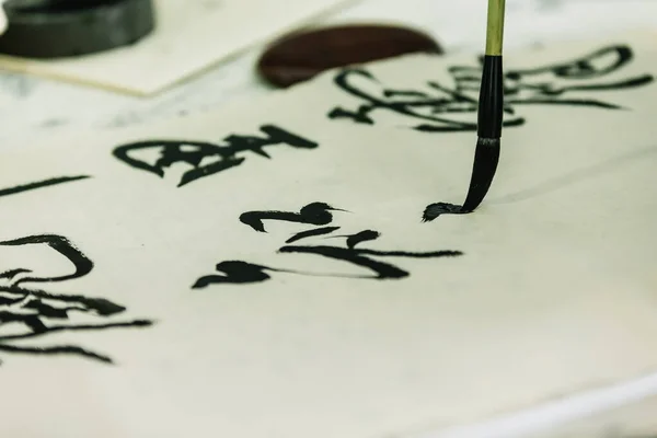 Kağıt Üzerinde Çince Karakterler Tarafından Kaligrafi Kağıt Üzerinde Fırçala Telifsiz Stok Imajlar