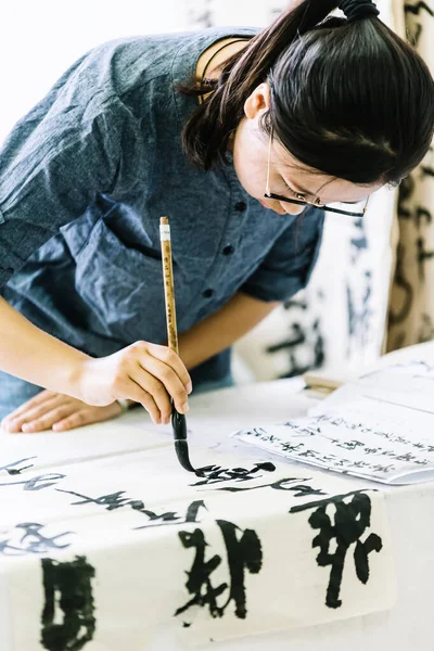 Ragazza Artista Impegnata Nella Calligrafia Disegna Caratteri Cinesi Foto Stock Royalty Free
