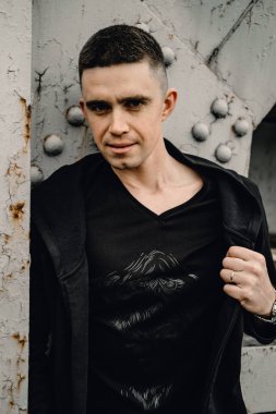 Metal yapıların arka planında acımasız bir adam.