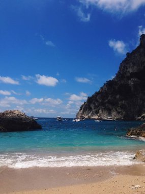 Deniz kenarında, kayalıkların yanında güneşli bir gün.