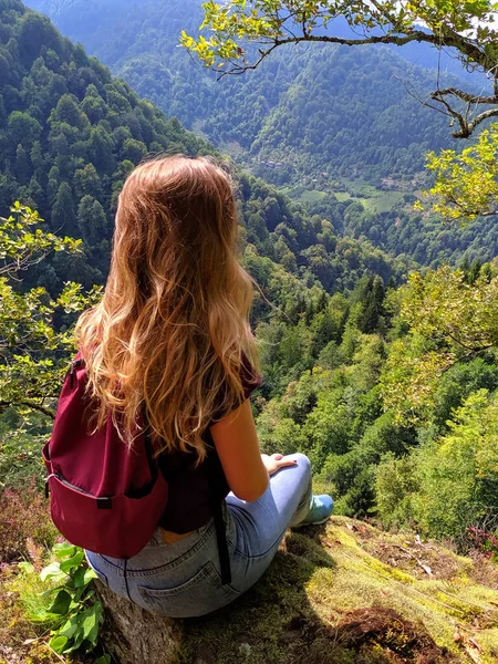 Una Chica Viajera Mira Valle Montaña —  Fotos de Stock