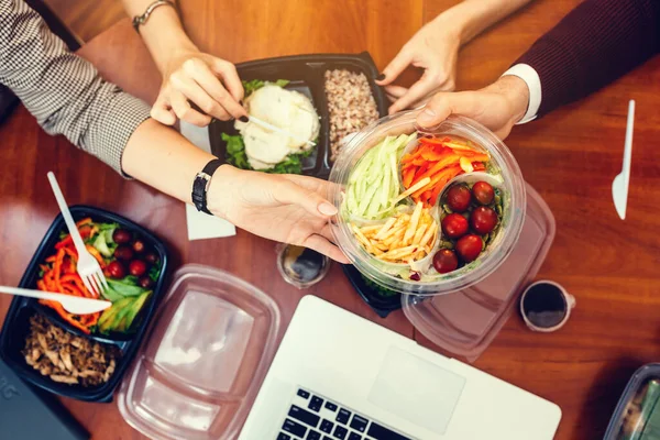 Ofiste Öğle Yemeği Meslektaşlar Birlikte Yemek Yer Telifsiz Stok Fotoğraflar