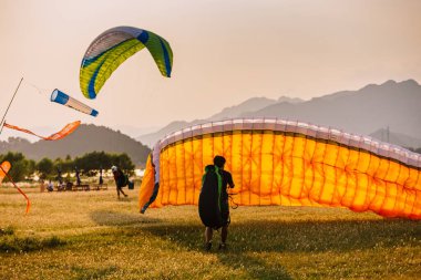 Paraşütçü bir adam uçmaya hazırlanıyor..