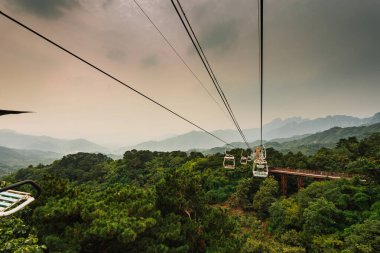 Çin dağlarında bir teleferik..