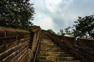 Çin Seddi 'nin merdivenlerinde dik bir tırmanış..