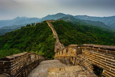 Çin Seddi 'nin merdivenlerinde dik bir tırmanış..