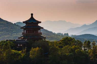 Çin Pagoda 'sı bir adada, suyun ve dağların ortasında..