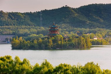 Çin Pagoda 'sı bir adada, suyun ve dağların ortasında..