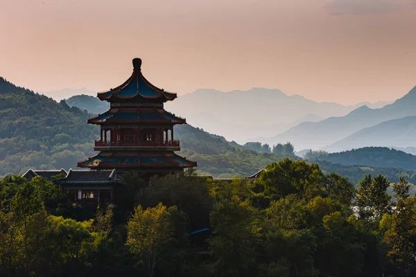 Çin Pagoda Bir Adada Suyun Dağların Ortasında Telifsiz Stok Imajlar