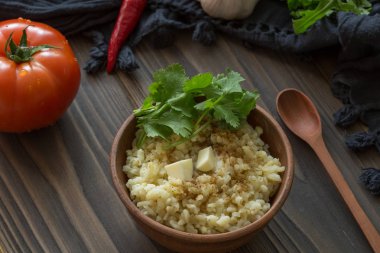 Bulgur bir seramik kase biber ile.