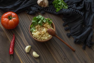 Bulgur bir seramik kase biber ile.