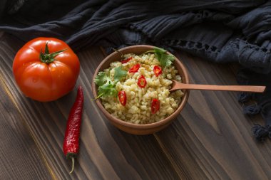 Biber ve domates bir seramik kase ile Bulgur.