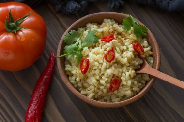 Biber ve domates bir seramik kase ile Bulgur.