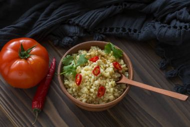 Biber ve domates bir seramik kase ile Bulgur.