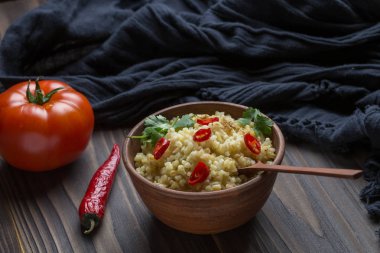 Biber ve domates bir seramik kase ile Bulgur.