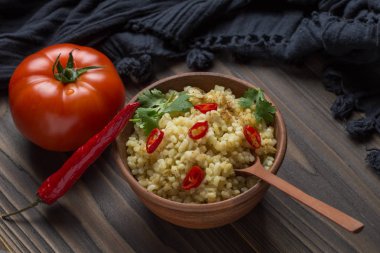 Biber ve domates bir seramik kase ile Bulgur.