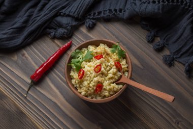 Bulgur bir seramik kase biber ile.