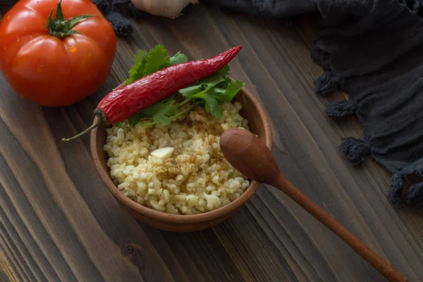 Bulgur com pimenta e tomate em uma tigela de cerâmica . — Fotografia de Stock