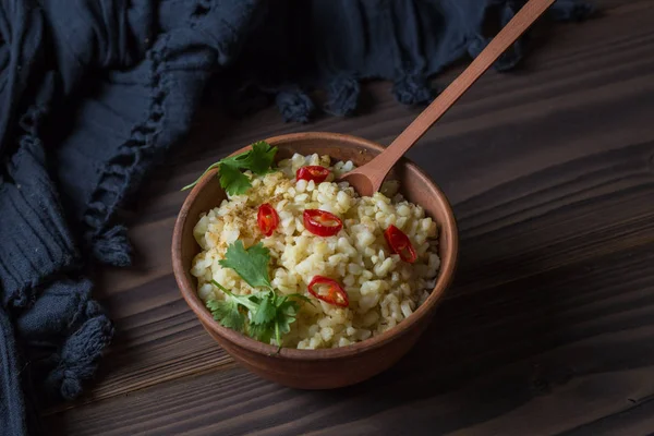 Bulgur com pimenta em uma tigela de cerâmica . — Fotografia de Stock