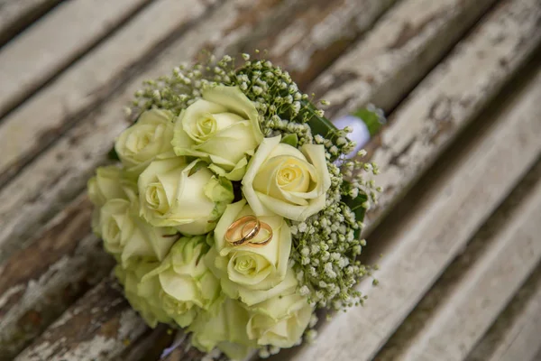 Wedding. The bride's bouquet with wedding rings. Bridal bouquet. — Stock Photo, Image