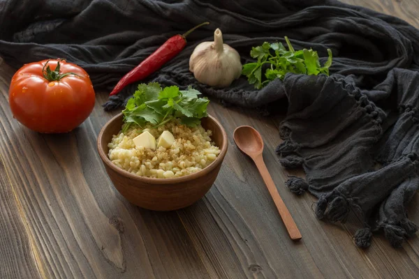 Bulgur em uma tigela de cerâmica — Fotografia de Stock