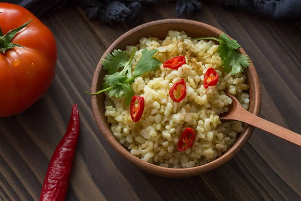 Bulgur em uma tigela de cerâmica — Fotografia de Stock