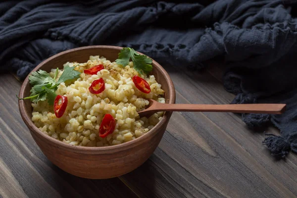 Bulgur em uma tigela de cerâmica — Fotografia de Stock