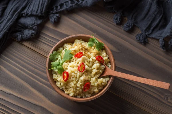 Bulgur em uma tigela de cerâmica — Fotografia de Stock