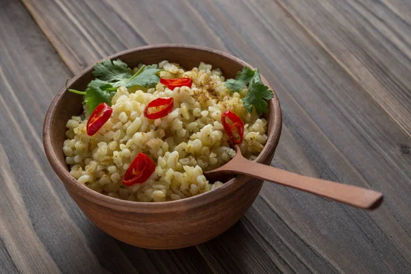 Bulgur em uma tigela de cerâmica — Fotografia de Stock