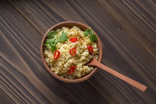 Bulgur em uma tigela de cerâmica — Fotografia de Stock