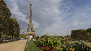 Paris 'teki Eyfel Kulesi manzarası