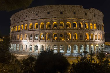 Roma Colosseum gece görünümü