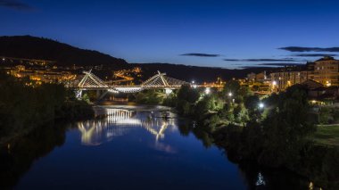 Galiçya Nehri üzerinde modern köprü