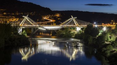 Galiçya Nehri üzerinde modern köprü