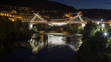 Galiçya Nehri üzerinde modern köprü