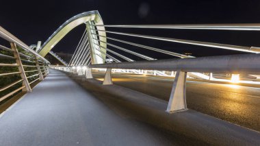 Galiçya Nehri üzerinde modern köprü