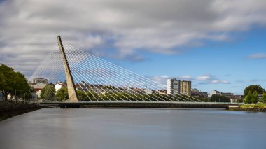 Galiçya Nehri üzerinde modern köprü