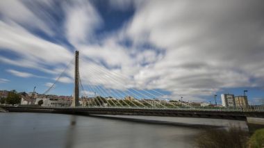 Galiçya Nehri üzerinde modern köprü