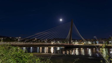 Galiçya Nehri üzerinde modern köprü