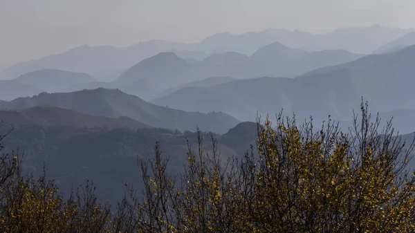 Montagne lontane nei Pirenei francesi — Foto Stock