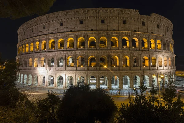 Roma Colosseum gece görünümü