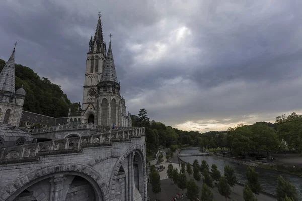 Blick auf das Heiligtum von Lourdes — Stockfoto