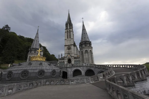 Blick auf das Heiligtum von Lourdes — Stockfoto