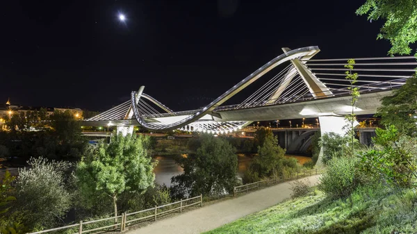 Galiçya Nehri üzerinde modern köprü