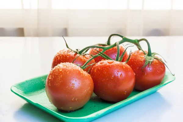 Bir tabak içinde kırmızı domates