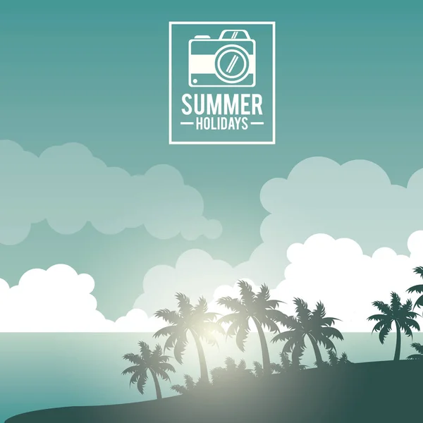 Poster céu paisagem de palmeiras na praia com logotipo férias de verão com câmera —  Vetores de Stock