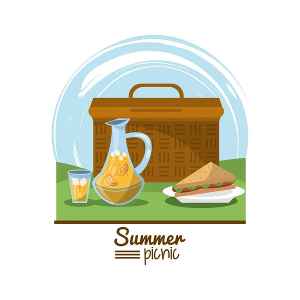 Logo coloré pique-nique d'été avec paysage extérieur avec panier de pique-nique et plat avec bocal sandwich et jus — Image vectorielle